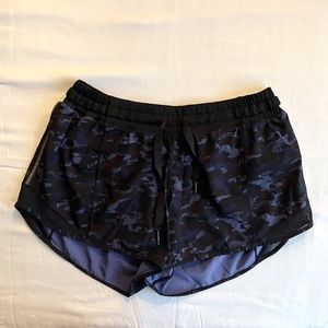 Lululemon Hotty Hot Short (Long) Mini Hounds Camo Emperor Blue Black / Black